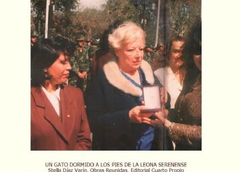 Un gato dormido a los pies de la Leona Serenense Stella Díaz Varín, Obras Reunidas, Editorial Cuarto Propio