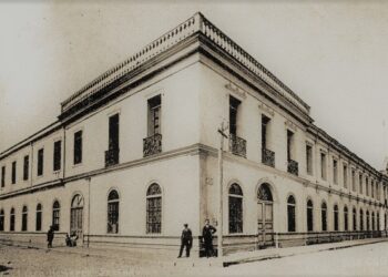 Liceo Bicentenario Gregorio Cordovez 1823 —1900 de Abraham Vera Yannatiz. Presentación de Oriana Mondaca Rivera